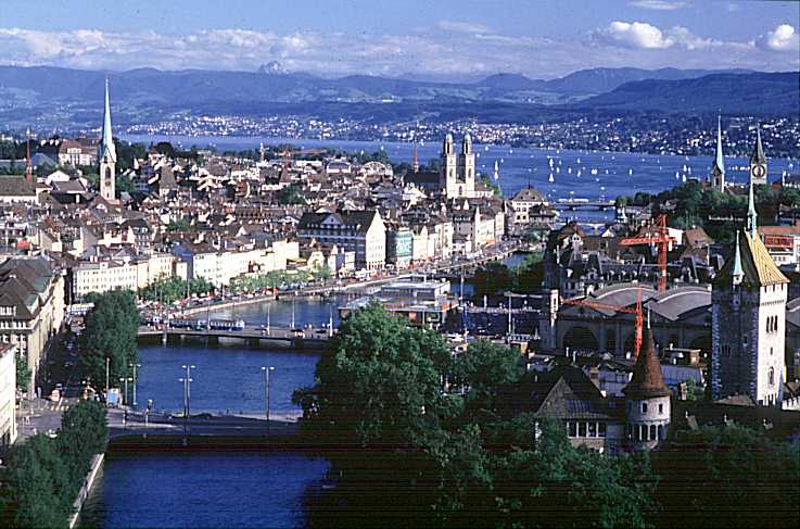 Stadt Zürich mit dem Zürichsee und den Alpen